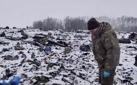 ロシアの空軍輸送機が墜落した西部ベルゴロド州の現場＝ロシア当局が１月２６日に提供した動画より（ＥＰＡ時事）