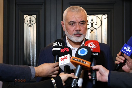 カタールの首都ドーハで記者団の取材に応じるイスラム組織ハマスの最高指導者ハニヤ氏＝イラン外務省が２０２３年１２月提供（ＡＦＰ時事）