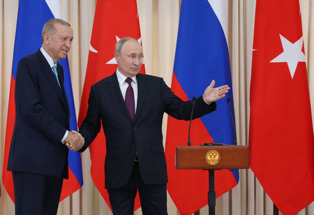 ロシアのプーチン大統領（右）とトルコのエルドアン大統領＝２０２３年９月、ロシア南部ソチ（トルコ大統領府提供）（ＡＦＰ時事）