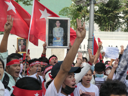 １日、タイのバンコクで行われたミャンマー国軍への抗議集会で、民主化指導者アウンサンスーチー氏の写真や抵抗の象徴の３本指を掲げる参加者