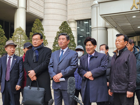 １日、ソウル高裁前で、記者団の取材に応じる元徴用工訴訟の原告や弁護士ら