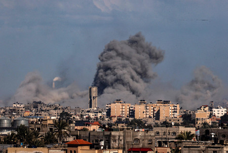 １日、イスラエル軍の攻撃を受けるパレスチナ自治区ガザ南部ハンユニスから上がる煙（ＡＦＰ時事）
