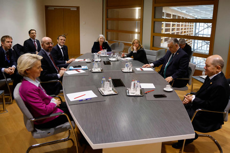 １日、ブリュッセルで会談する欧州連合（ＥＵ）のフォンデアライエン欧州委員長（手前左）、ドイツのショルツ首相（同右）らＥＵ首脳（ＡＦＰ時事）