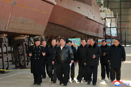 北朝鮮西部の南浦造船所を視察する金正恩朝鮮労働党総書記（中央）。視察日は不明。朝鮮中央通信が２日報じた（朝鮮通信・時事）