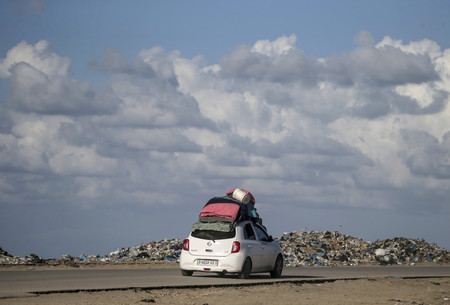 １日、パレスチナ自治区ガザ南部ラファに向かう避難民の車（ＥＰＡ時事）