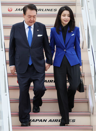韓国の尹錫悦大統領（左）と金建希夫人＝２０２３年５月、広島県三原市