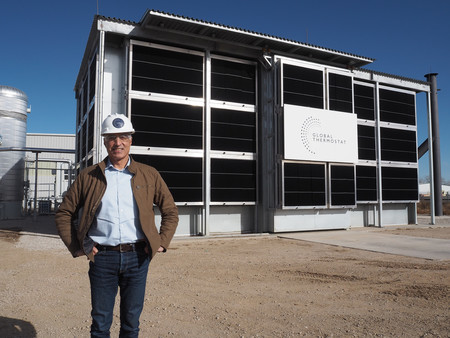 米グローバル・サーモスタットのポール・ナヒ最高経営責任者（ＣＥＯ）と同社の二酸化炭素（ＣＯ２）回収装置＝１月３１日、米西部コロラド州