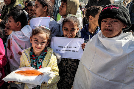 国連パレスチナ難民救済事業機関（ＵＮＲＷＡ）への国際支援継続を訴える集会に参加した子供たち＝１月３０日、パレスチナ自治区ガザ南部ラファ（ＡＦＰ時事）