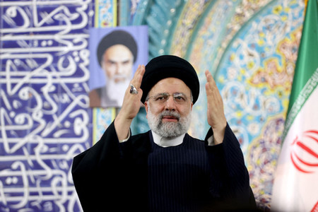 ２日、イラン南部ミナブで演説に臨むライシ大統領（ＡＦＰ時事）