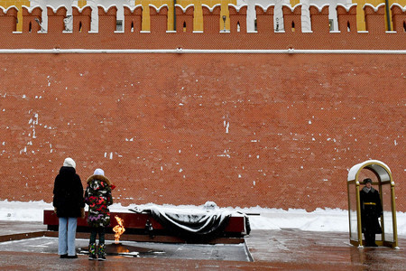 ロシアの「無名戦士の墓」に献花する予備役兵の親族＝１月６日、モスクワ（ＡＦＰ時事）