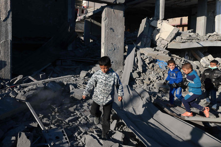 ４日、パレスチナ自治区ガザ南部ラファで、イスラエル軍による爆撃で破壊された建物（ＡＦＰ時事）