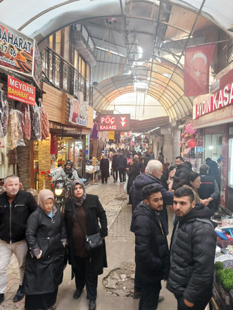 トルコ南部アンタキヤ旧市街の市場「ウズン・チャルシュ」。大地震から１年たち、にぎわいが戻りつつある＝１月３１日