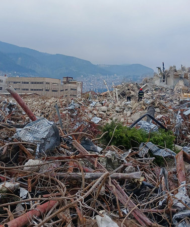 昨年２月の大地震で倒壊した建物のがれき撤去が続くトルコ南部アンタキヤの中心部＝１月３１日
