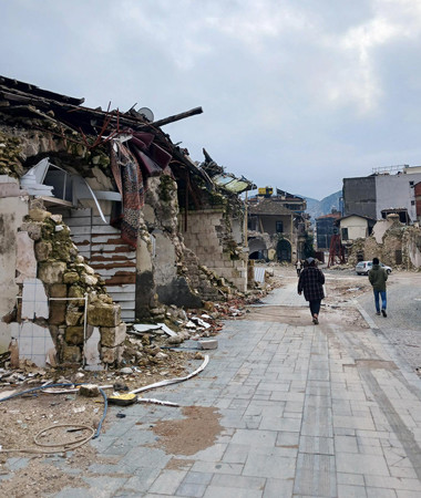 トルコ南部アンタキヤで、昨年２月の大地震で壊れたまま放置された建物。震災前は商店が立ち並ぶにぎやかな通りだった＝１月３１日