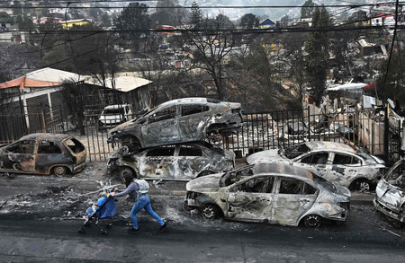 森林火災で焼けた車両＝４日、チリ中部バルパライソ州（ＡＦＰ時事）