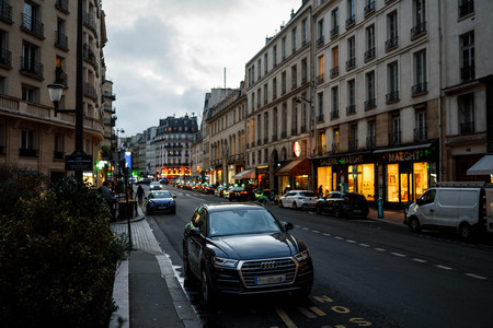 フランス・パリ市の中心部で駐車する車＝１日（ＡＦＰ時事）