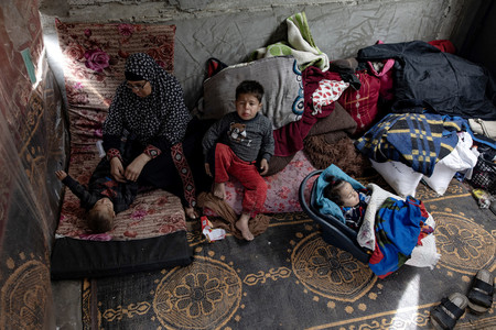 パレスチナ自治区ガザ南部ラファの仮設避難所に逃れてきた子供ら＝２日（ＥＰＡ時事）