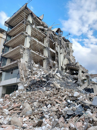 ２０２３年２月の大地震で壊れたままの建物＝１月２９日、トルコ南部カフラマンマラシュ
