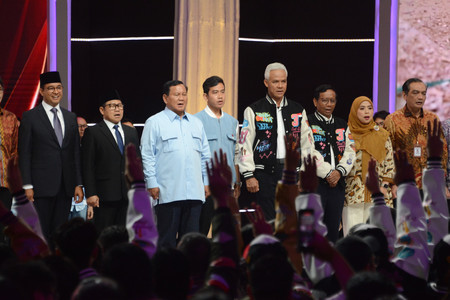 ４日、ジャカルタで開かれたインドネシア大統領選の最後の討論会終了後、壇上に並ぶアニス前ジャカルタ特別州知事（左端）、プラボウォ国防相（左から３人目）、ガンジャル前中ジャワ州知事（右から４人目）ら