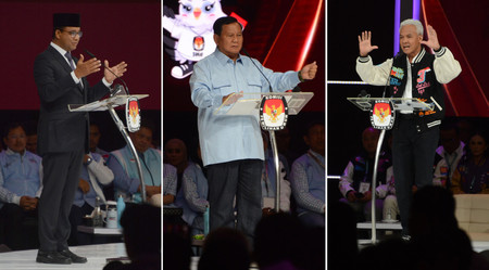 ４日、ジャカルタで開かれたインドネシア大統領選の最後の討論会に臨んだ候補者ら。（写真左から）アニス前ジャカルタ特別州知事、プラボウォ国防相、ガンジャル前中ジャワ州知事