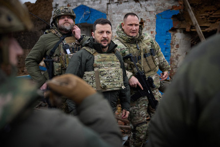４日、ウクライナ南部ザポロジエ州で兵士らと会うゼレンスキー大統領（中央）＝大統領府提供（ＡＦＰ時事）