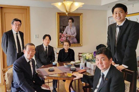 安倍晋三元首相の母、洋子さん（左から４人目）と並ぶ台湾の頼清徳次期総統（同３人目）（頼氏のＸ＝旧ツイッター＝より・時事）