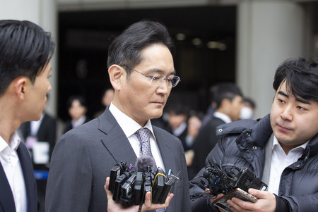 ５日、ソウル中央地裁で無罪判決が出された後、記者団の取材を受ける韓国サムスングループトップの李在鎔サムスン電子会長（ＥＰＡ時事）