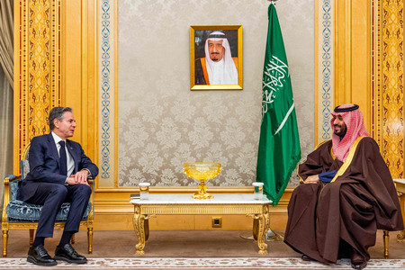 ５日、リヤドで会談するブリンケン米国務長官（左）とサウジアラビアのムハンマド皇太子（国営サウジ通信提供）（ＡＦＰ時事）