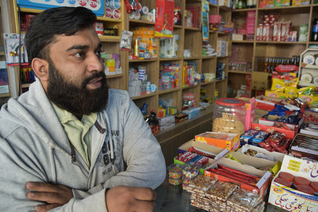 ５日、イスラマバード近郊で取材に応じる小売店経営ワカス・メムドさん