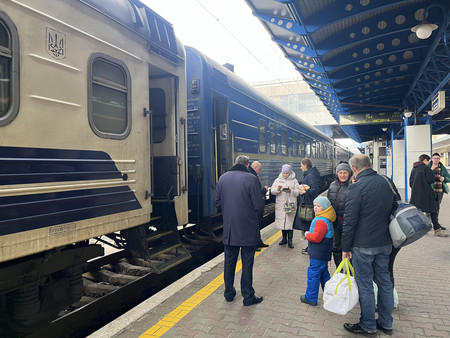 キーウ中央駅に停車するウクライナ鉄道の車両＝４日