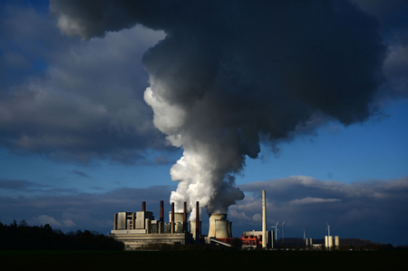 独西部ノイラートにある褐炭を利用する石炭火力発電所＝２０２３年１１月（ＡＦＰ時事）