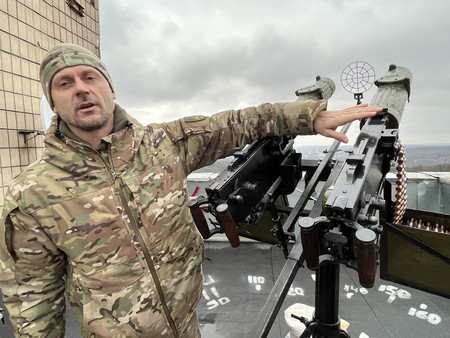 防空拠点でソ連製機関銃を見せるウクライナ最高裁判事のユーリ・チュマクさん＝１月２７日、キーウ南郊
