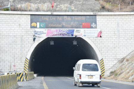 「中パ経済回廊（ＣＰＥＣ）」の一環で、建設されたパキスタンのトンネル。入り口に中国国旗が掲げられている＝６日、北部アボタバード