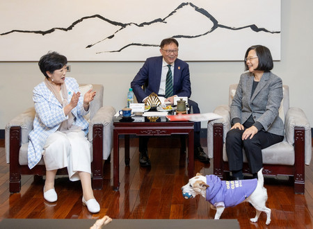 ７日、台北市で台湾の蔡英文総統（右）と面会する東京都の小池百合子知事（左）（総統府提供・時事）