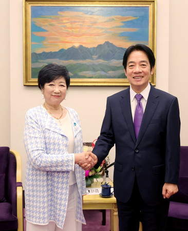 ７日、台北市で台湾次期総統の頼清徳副総統（右）と握手する東京都の小池百合子知事（総統府提供・時事）
