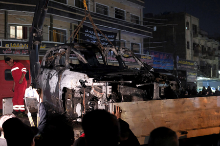 米軍の無人機による空爆で破壊され、トラックに積み込まれる車両。イラクの親イラン武装組織「カタイブ・ヒズボラ」幹部が乗っていた＝７日、バグダッド（ＥＰＡ時事）
