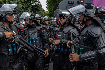 警備に当たるインドネシアの警察官ら＝２０２３年１１月、ジャカルタ（ＡＦＰ時事）