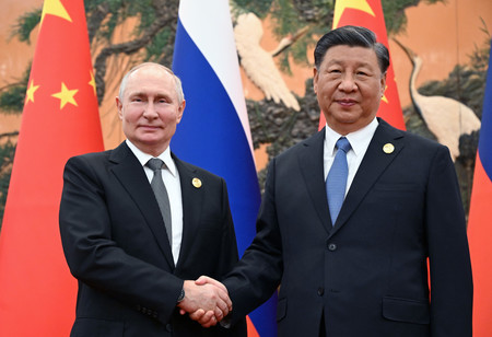 ロシアのプーチン大統領（左）と中国の習近平国家主席＝２０２３年１０月、北京（ＥＰＡ時事）