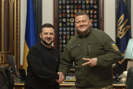 ８日、キーウ（キエフ）で、ウクライナのゼレンスキー大統領（左）と握手する軍トップのザルジニー総司令官（大統領府提供）（ＡＦＰ時事）