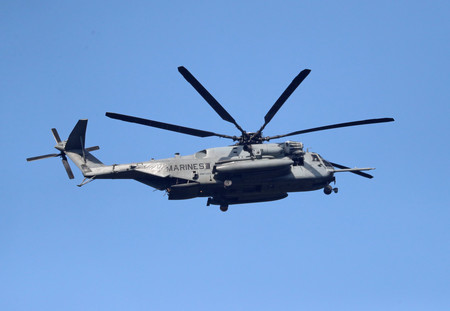米海兵隊の大型輸送ヘリコプター、ＣＨ５３Ｅスーパースタリオン＝２０２１年２月、沖縄県金武町