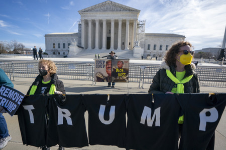 ８日、ワシントンの米連邦最高裁の前で抗議活動を行う人々（ＥＰＡ時事）