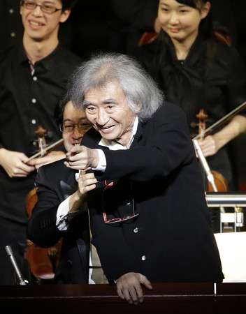 喜歌劇「こうもり」を指揮した後、観客に笑顔を見せる小澤征爾さん＝２０１６年２月１８日、京都市左京区