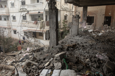 ９日、パレスチナ自治区ガザ南部のラファで、イスラエル軍の空爆により破壊された建物（ＥＰＡ時事）