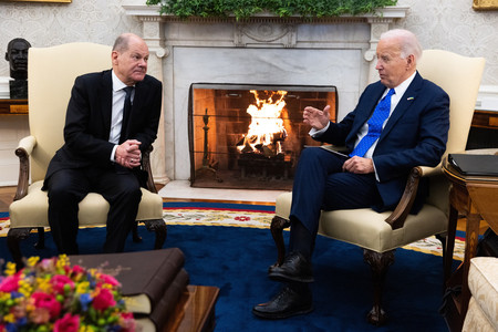９日、米ホワイトハウスで会談するバイデン大統領（右）とショルツ独首相（ＥＰＡ時事）