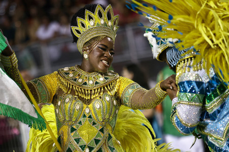 ９日、ブラジル最大都市サンパウロで始まったカーニバルで踊る女性（ロイター時事）