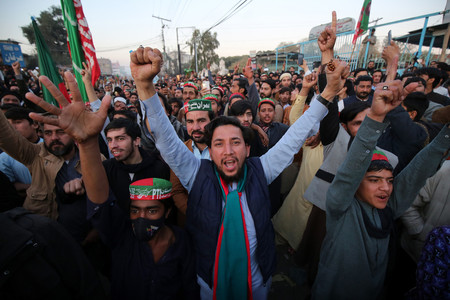 ９日、パキスタン北部ペシャワルで、気勢を上げる最大野党パキスタン正義運動（ＰＴＩ）の支持者（ＥＰＡ時事）
