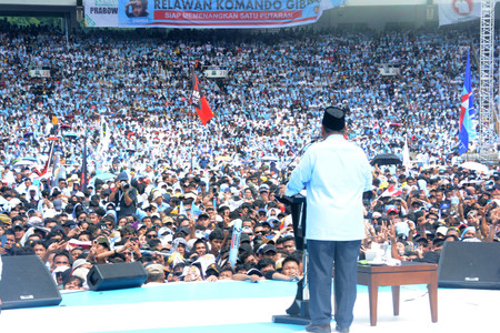 インドネシア大統領選の選挙戦最終日の１０日、ジャカルタで演説するプラボウォ国防相