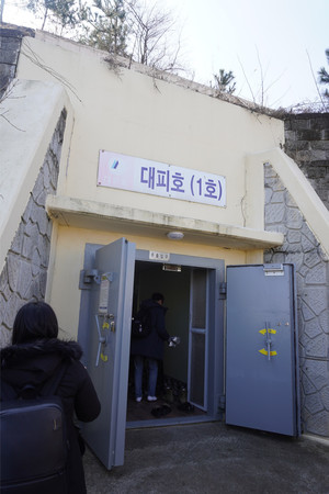 「１号シェルター」の入り口＝７日、韓国北西部・延坪島
