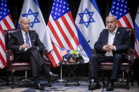 バイデン米大統領（左）とイスラエルのネタニヤフ首相＝２０２３年１０月、テルアビブ（ＥＰＡ時事）