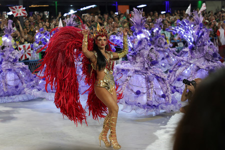 １１日、ブラジル南東部リオデジャネイロのカーニバル（謝肉祭）パレードでサンバを踊るダンサー（ロイター時事）